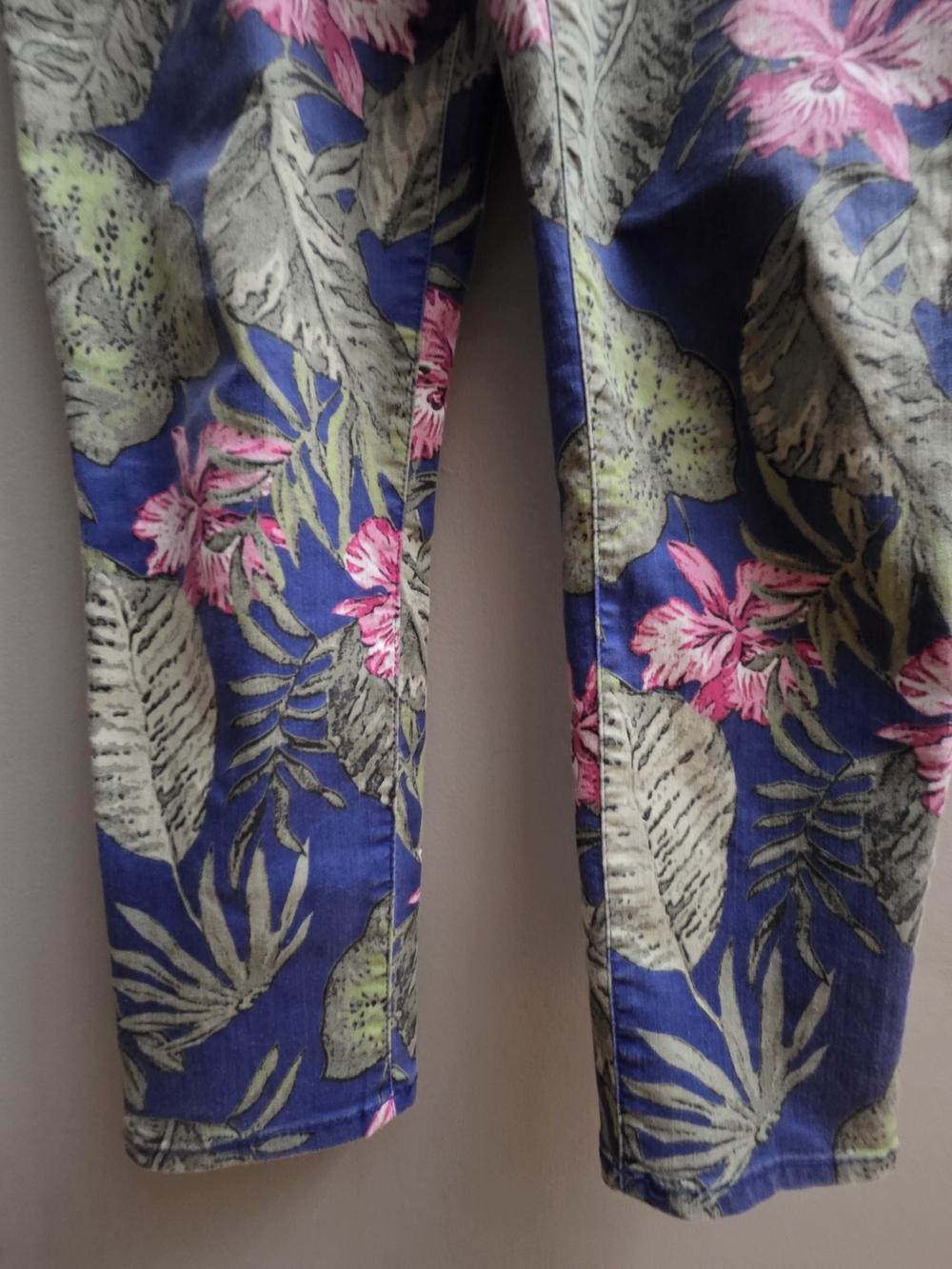 Chico's Floral/Palm Leaf Print Ankle Jean Pants Size 0.5 (6) - Picture 3 of 6